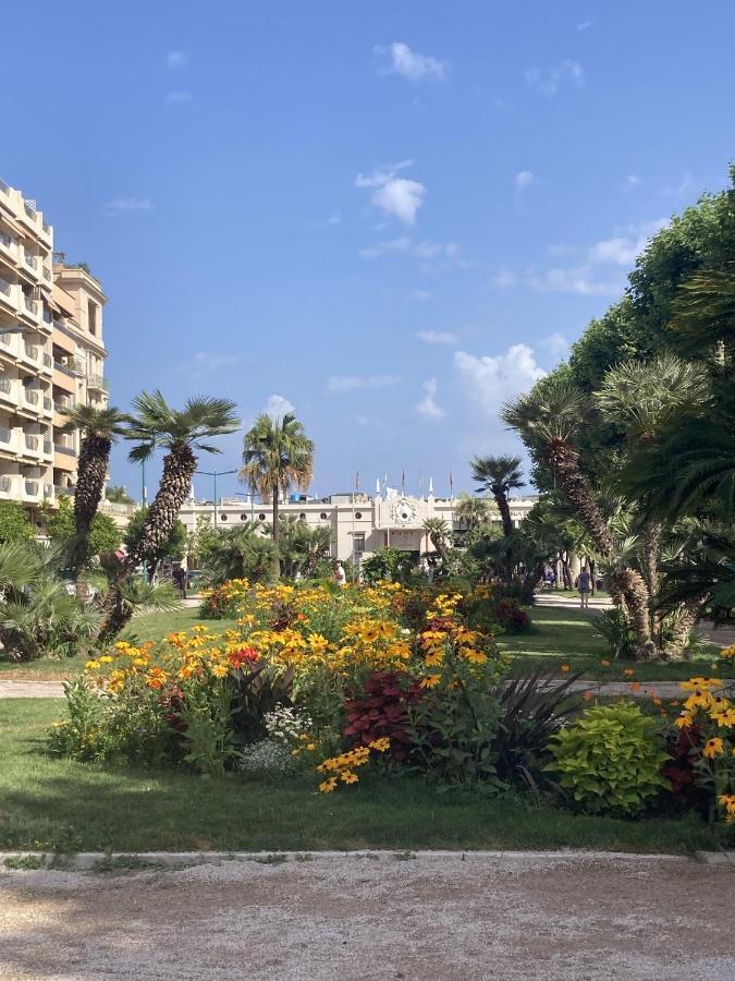 Queen Riviera : Climatisation, Parking, Terrasse Ментона Экстерьер фото