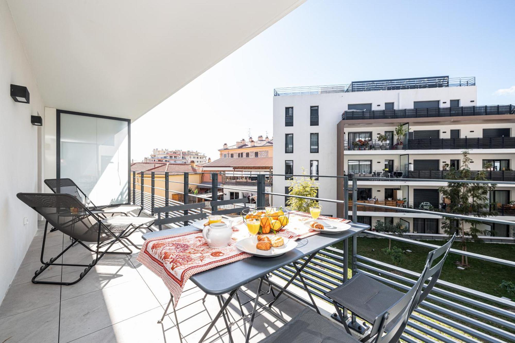 Queen Riviera : Climatisation, Parking, Terrasse Ментона Экстерьер фото