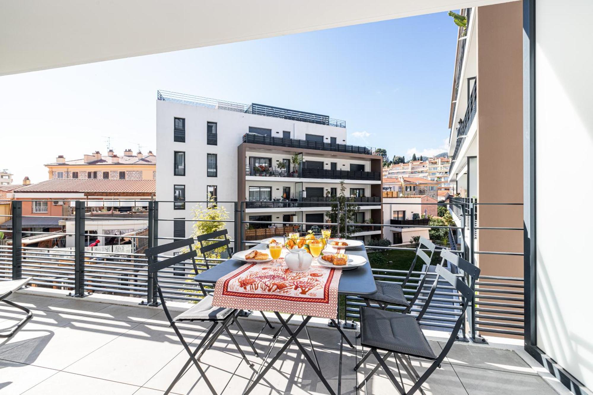 Queen Riviera : Climatisation, Parking, Terrasse Ментона Экстерьер фото