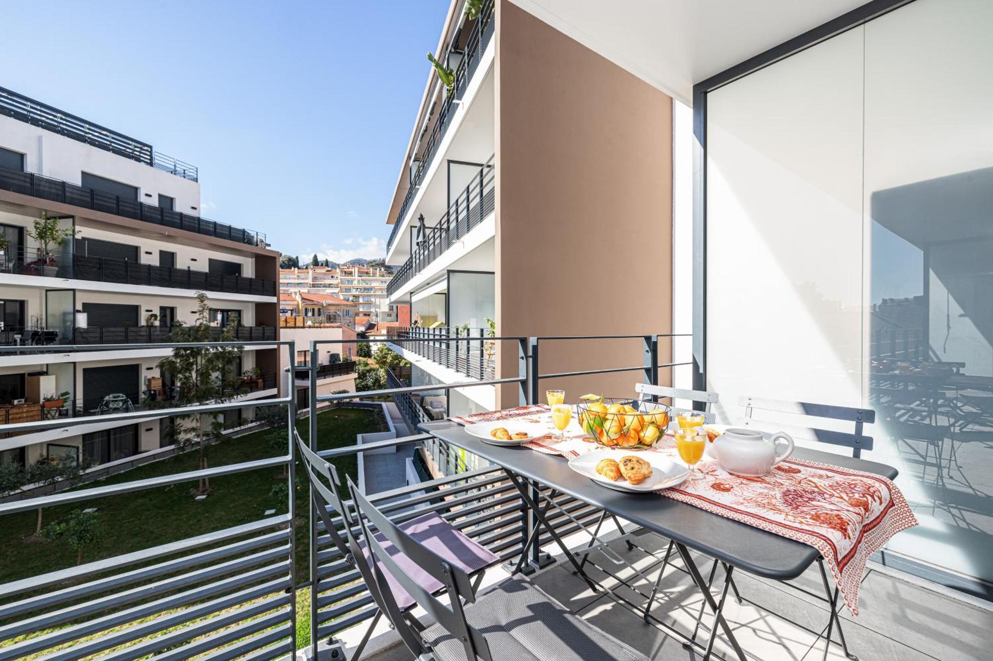 Queen Riviera : Climatisation, Parking, Terrasse Ментона Экстерьер фото